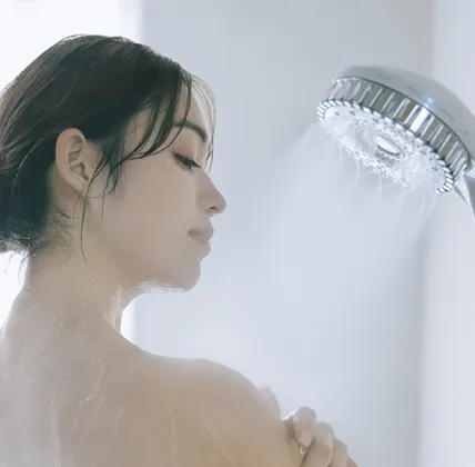 シャワーを浴びている