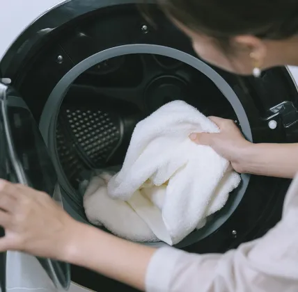 洗濯機から服を取り出す