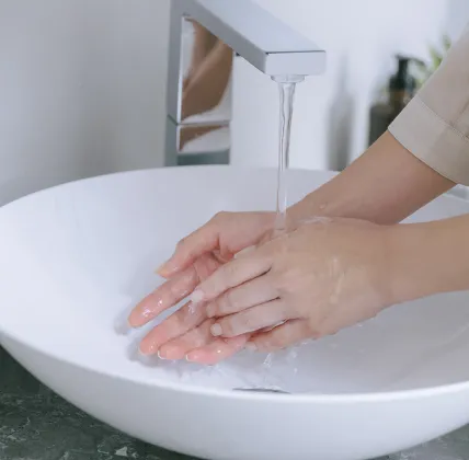 手を洗っている