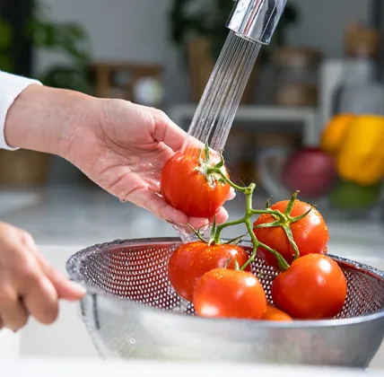 野菜を洗っている