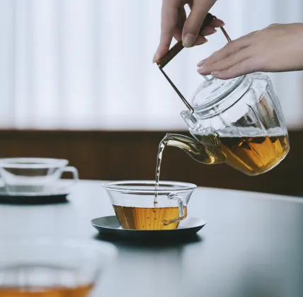 お茶を入れている