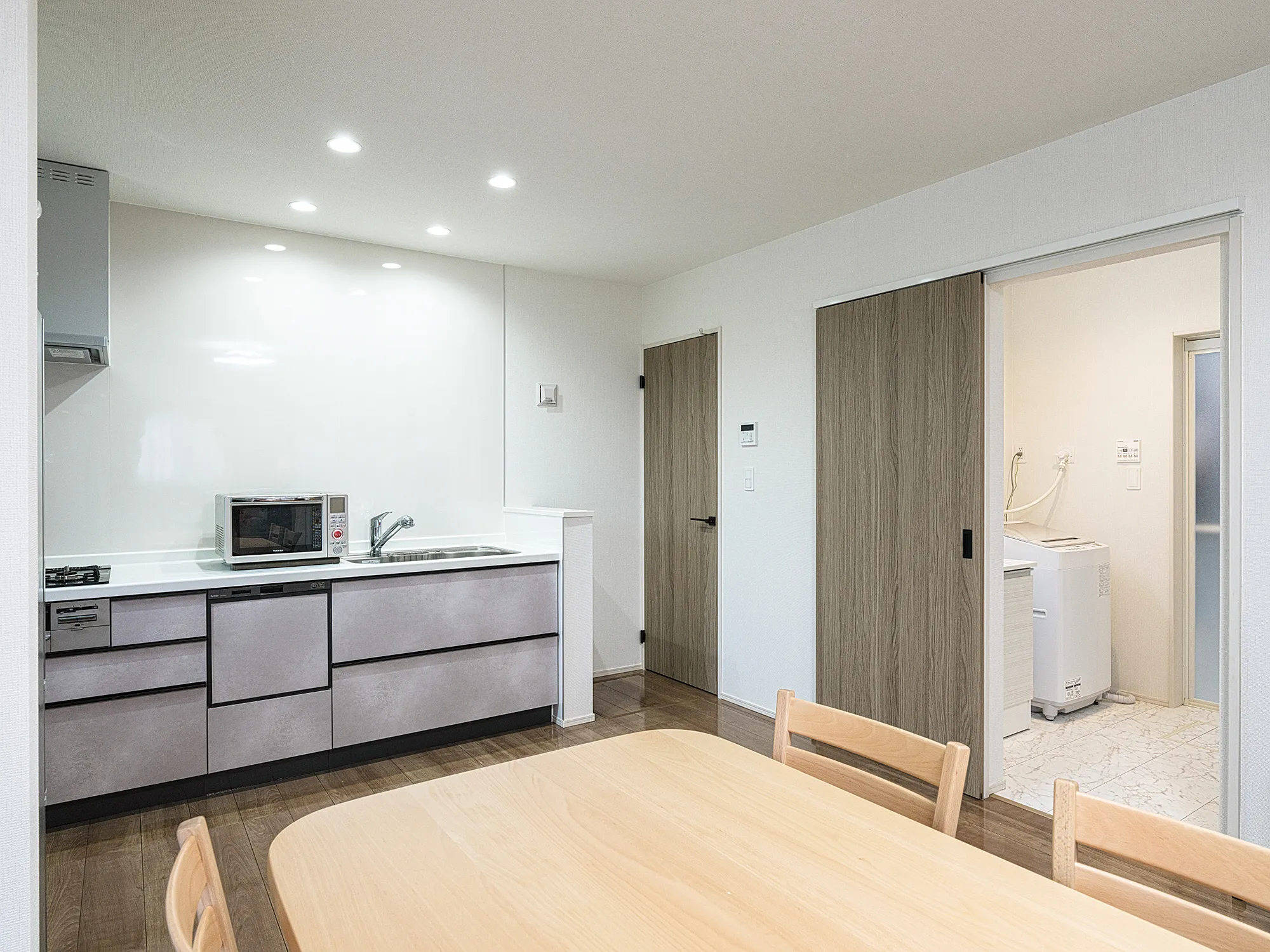 LDKからは収納、洗面室へとダイレクトにアクセスできる